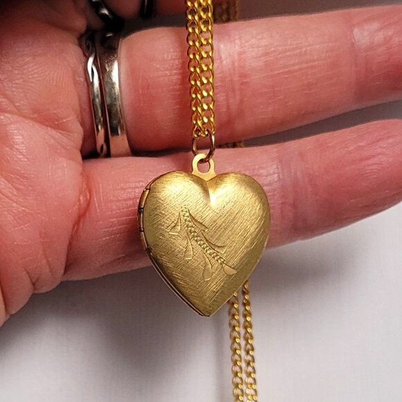 Antique Gold Plated Heart Photo Locket Necklace with Unique Design - Picture 3 of 11